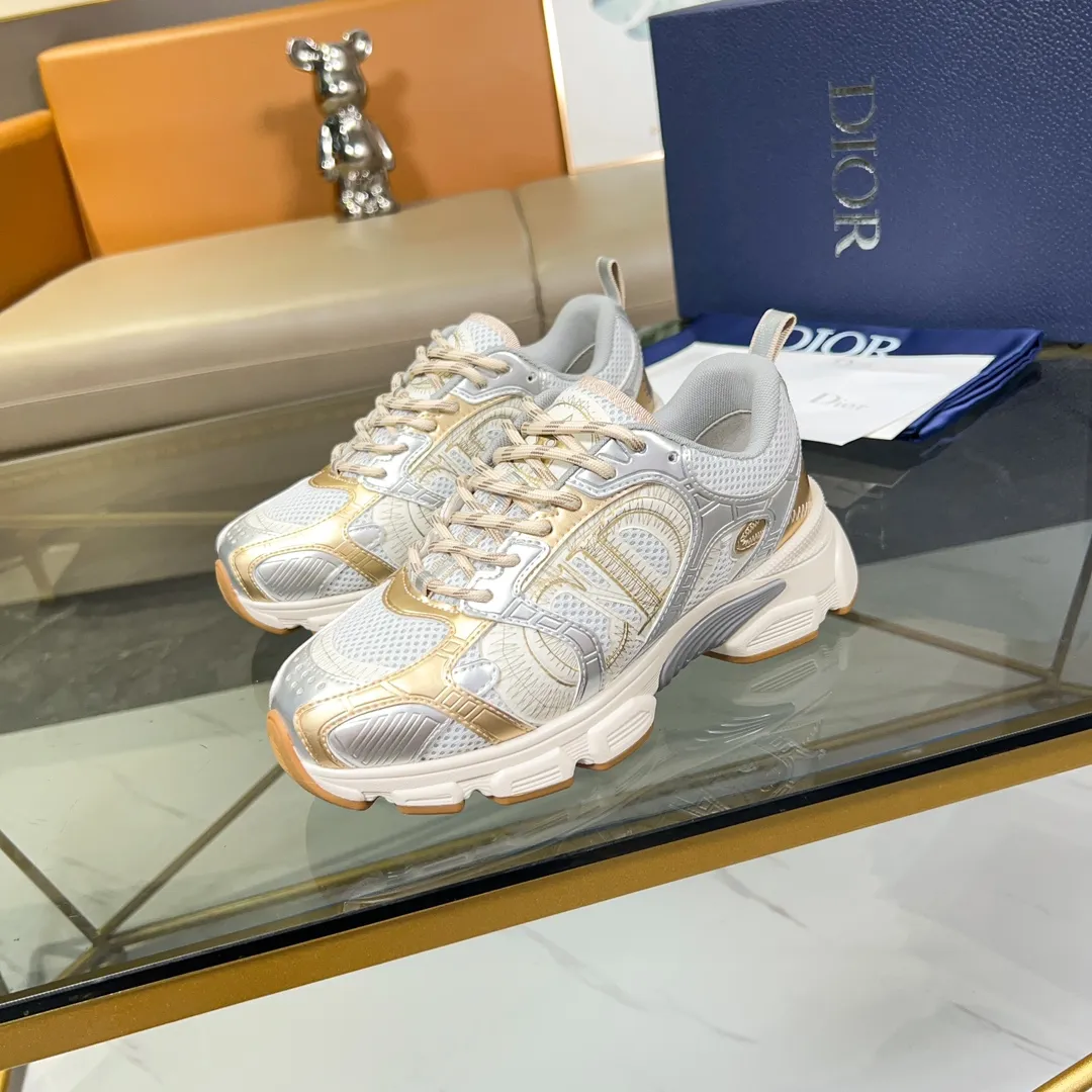 Men's Men's Shoes 💰500 [New Style] 🛠️🛠️Dior-Dior Chrono sneakers are a new product in the 2024 autumn ready-to-wear series, reinterpreting running shoes in Dior's high-end style. Crafted from beige mesh with laminated leather-effect panels in gold and silver tones, it's highlighted by CD logos on the sides, a star patch on the tongue and a Dior logo on the heel. Featuring tri-color laces, a lightweight sole and star embellishments for a casual look for any season. Size: Female size 35-41 (Female size 41 and 42 can be customized) Male size 39-44 (45/46 can be customized) Color: white, pink, gold, silver, black